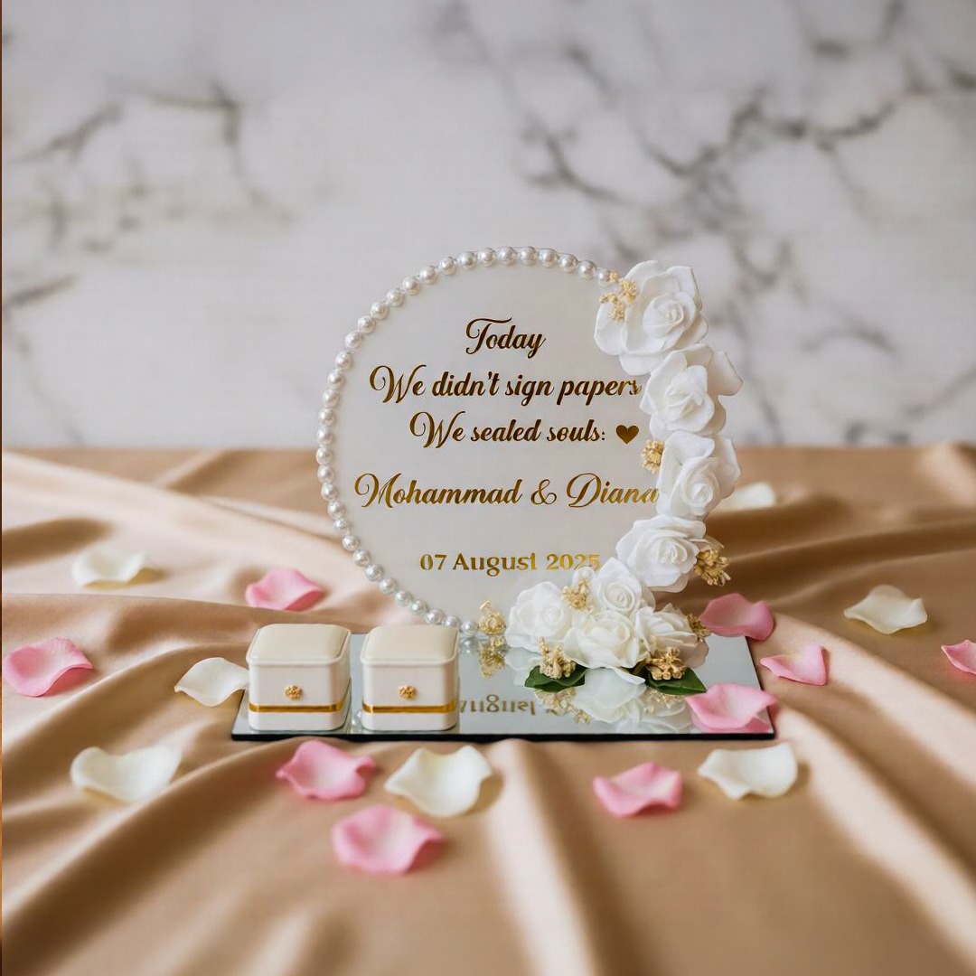 Pearl & Roses Stand — English Script